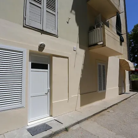Street And 3* Zára