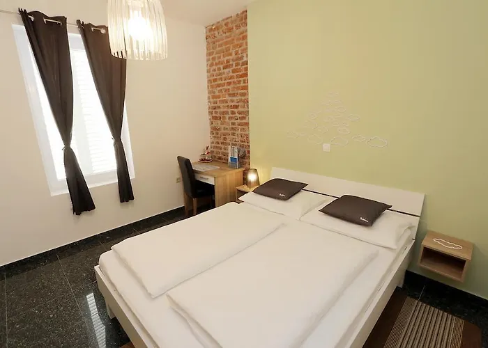 Street And بيت ضيافة زادار